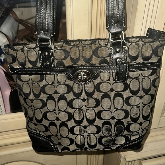 Handbags - Coach Vintage Hampton F13973
Handbag Signature Jacquard &
Leather